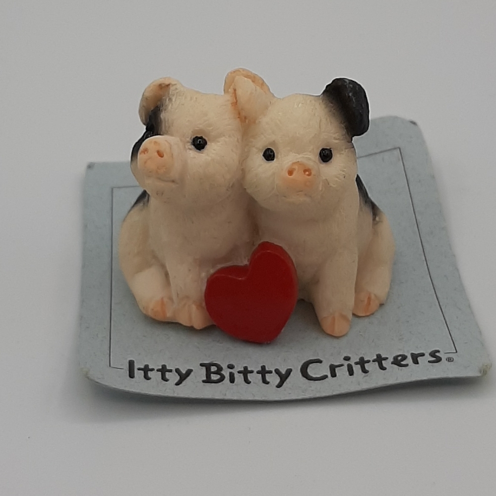 Vintage Miniature Pig Couple Itty Bitty Critters United Design 1997 1.5" Tall